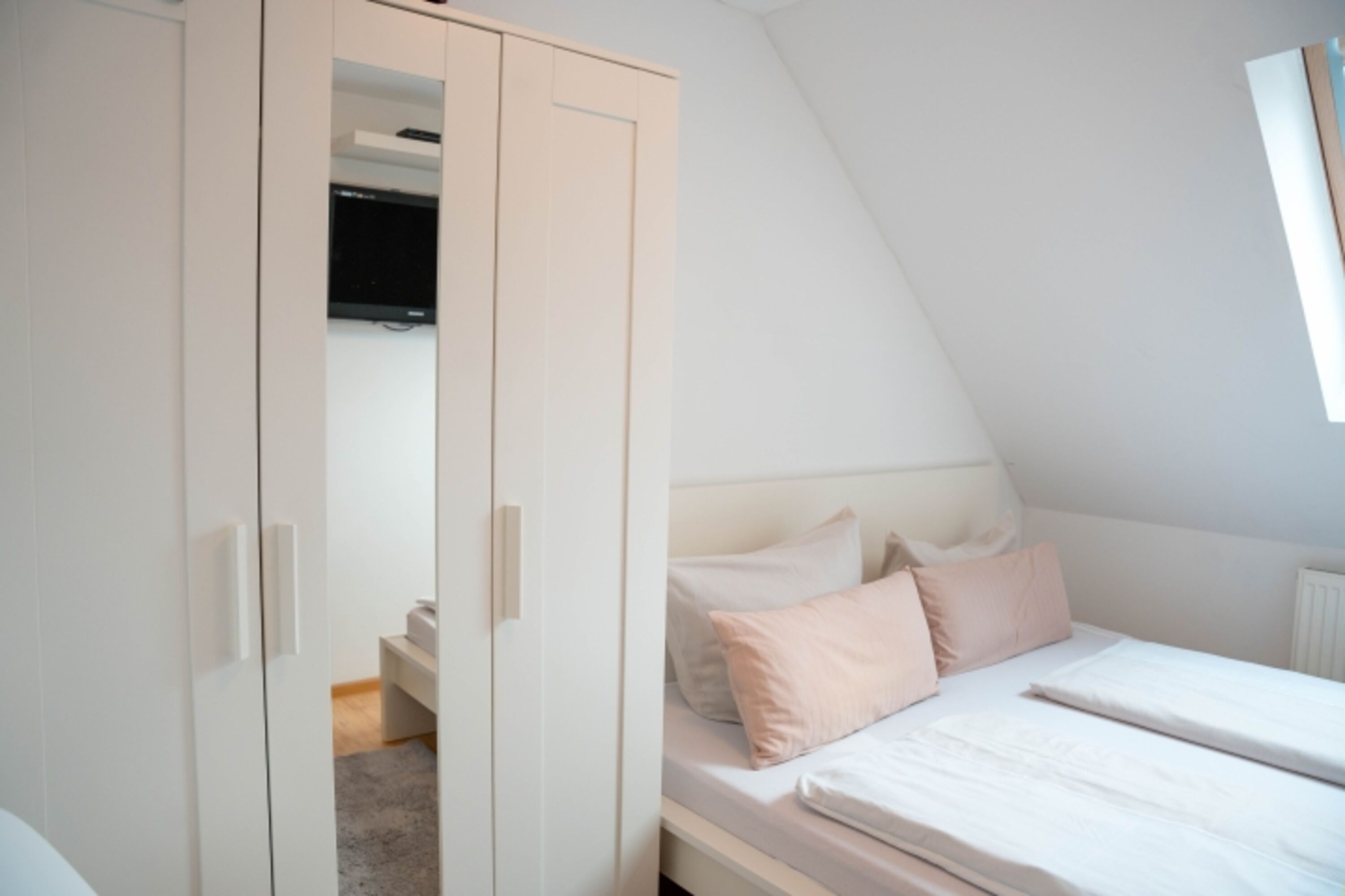 Schlafzimmer 1 Bett = 180 x 200 OG