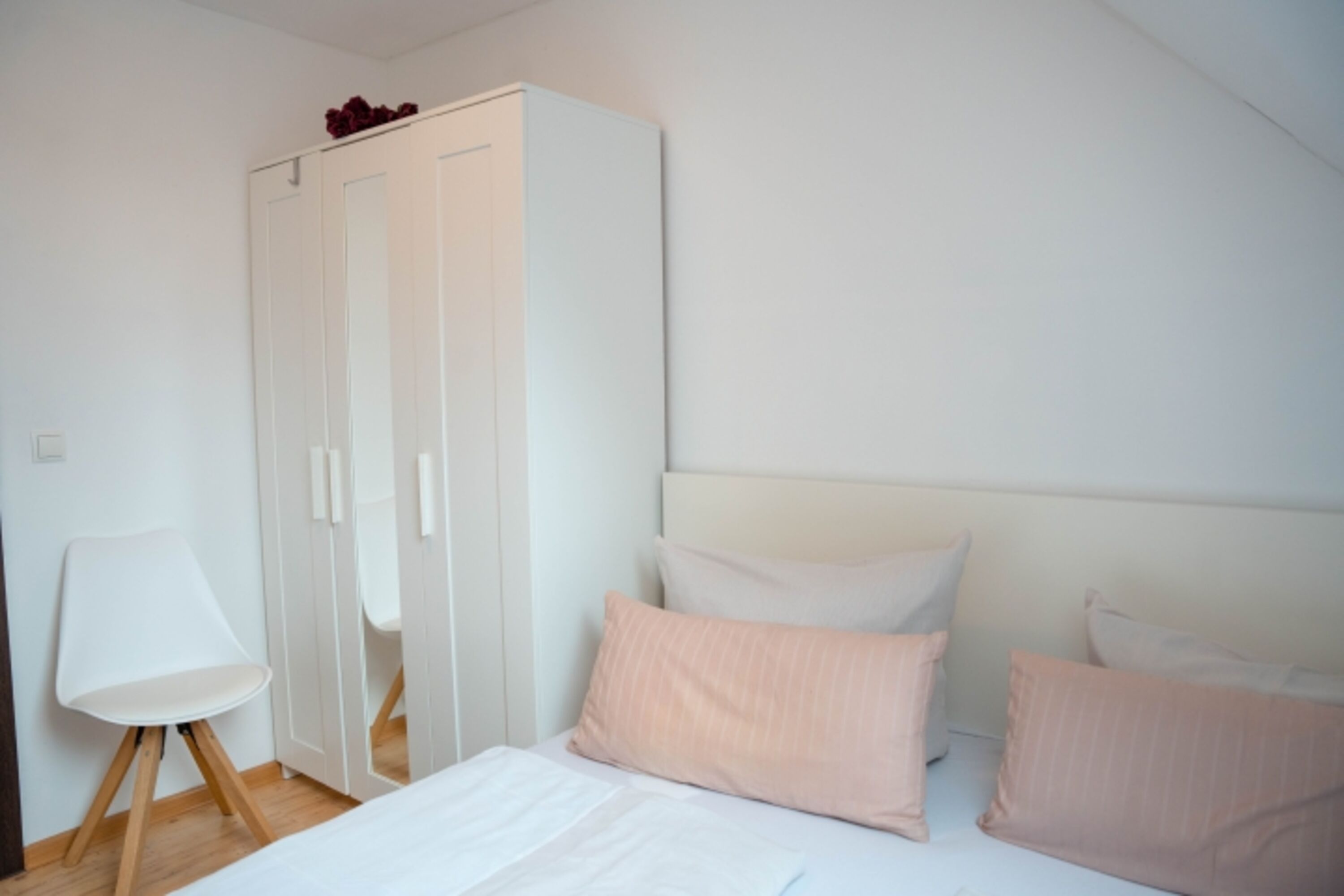 Schlafzimmer 1 Bett = 180 x 200 OG