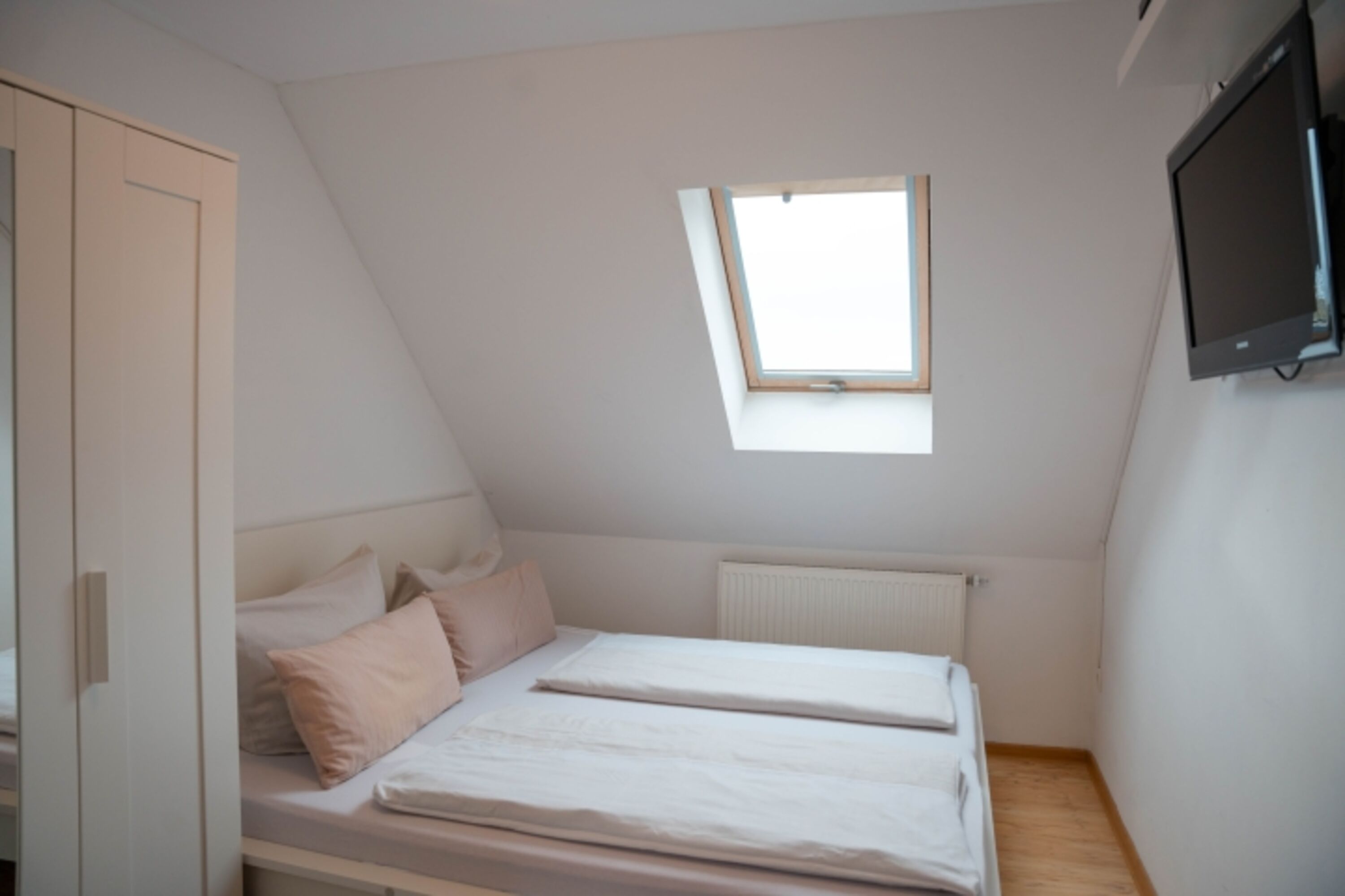 Schlafzimmer 1 Bett = 180 x 200 OG