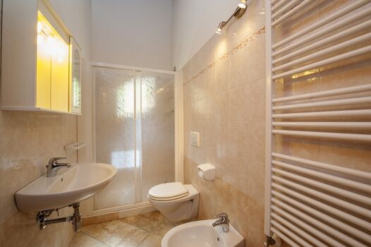 Ein funktionales Badezimmer hat natürlich eine breite Duschkabine...