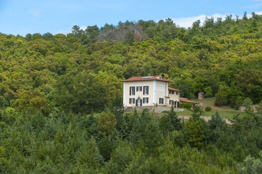 Dominante und ruhige Lage des Landhauses, trotzdem gut angebunden...