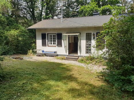 Haus und Sitzplatz vorm Haus