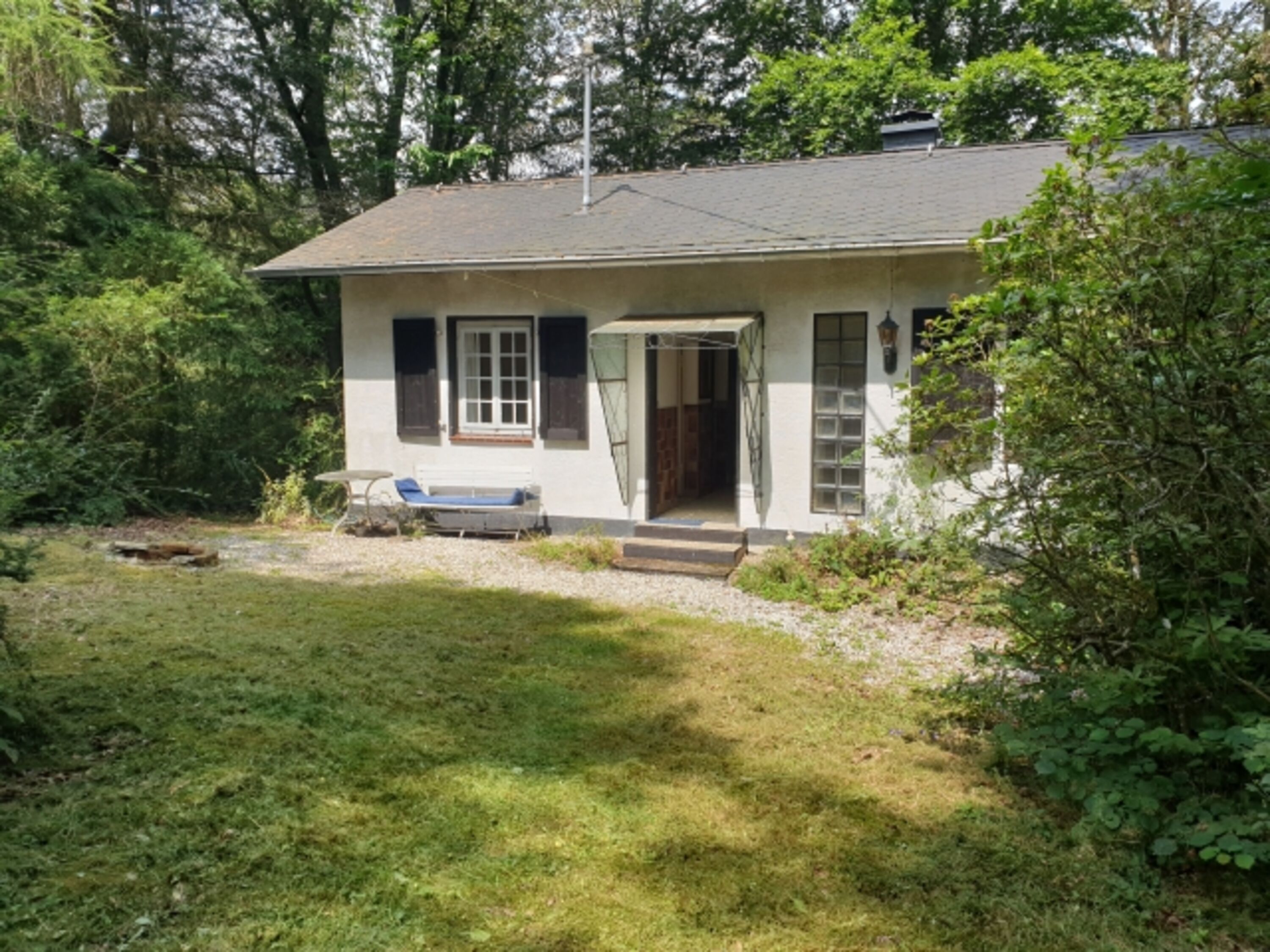 Haus und Sitzplatz vorm Haus