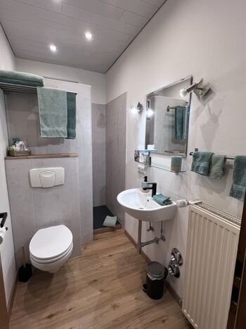 Modernes Bad fast barrierefrei mit Fenster