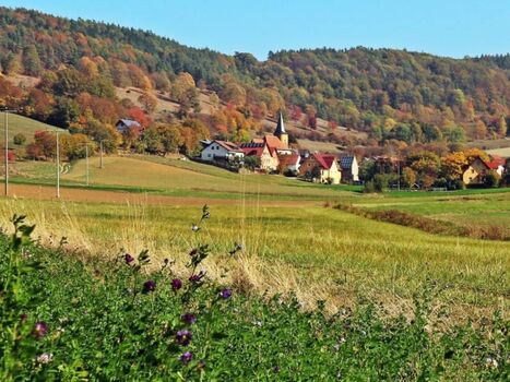 kleines verschlafenes Dorf umgeben von Hügeln