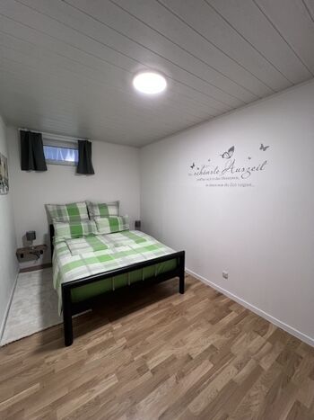 Gemütliches Schlafzimmer mit Parkettboden