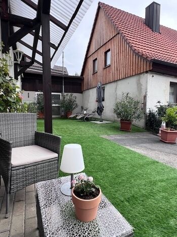 Blick in den mediterran bepflanzten Vorgarten