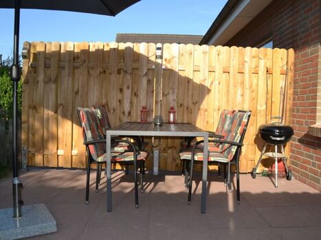 Terrasse mit Sitzgruppe, Sonnenschirm, Grill