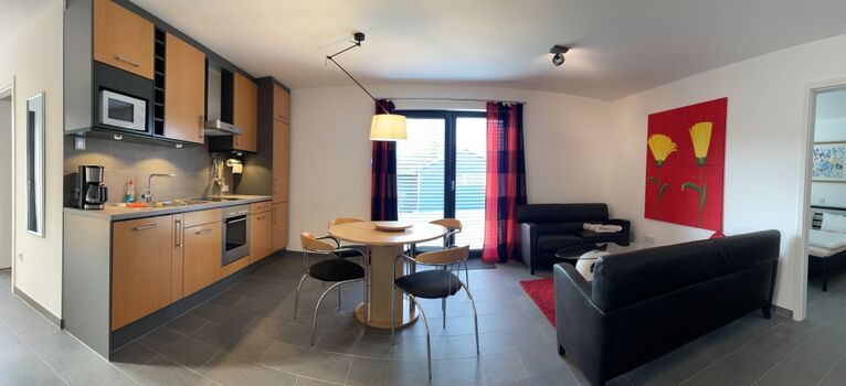 Wohn-/ Essbereich mit Küche und Zugang zur Terrasse