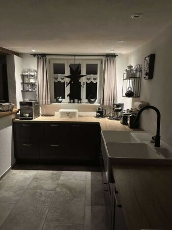 Küche mit Kaffeevollautomat