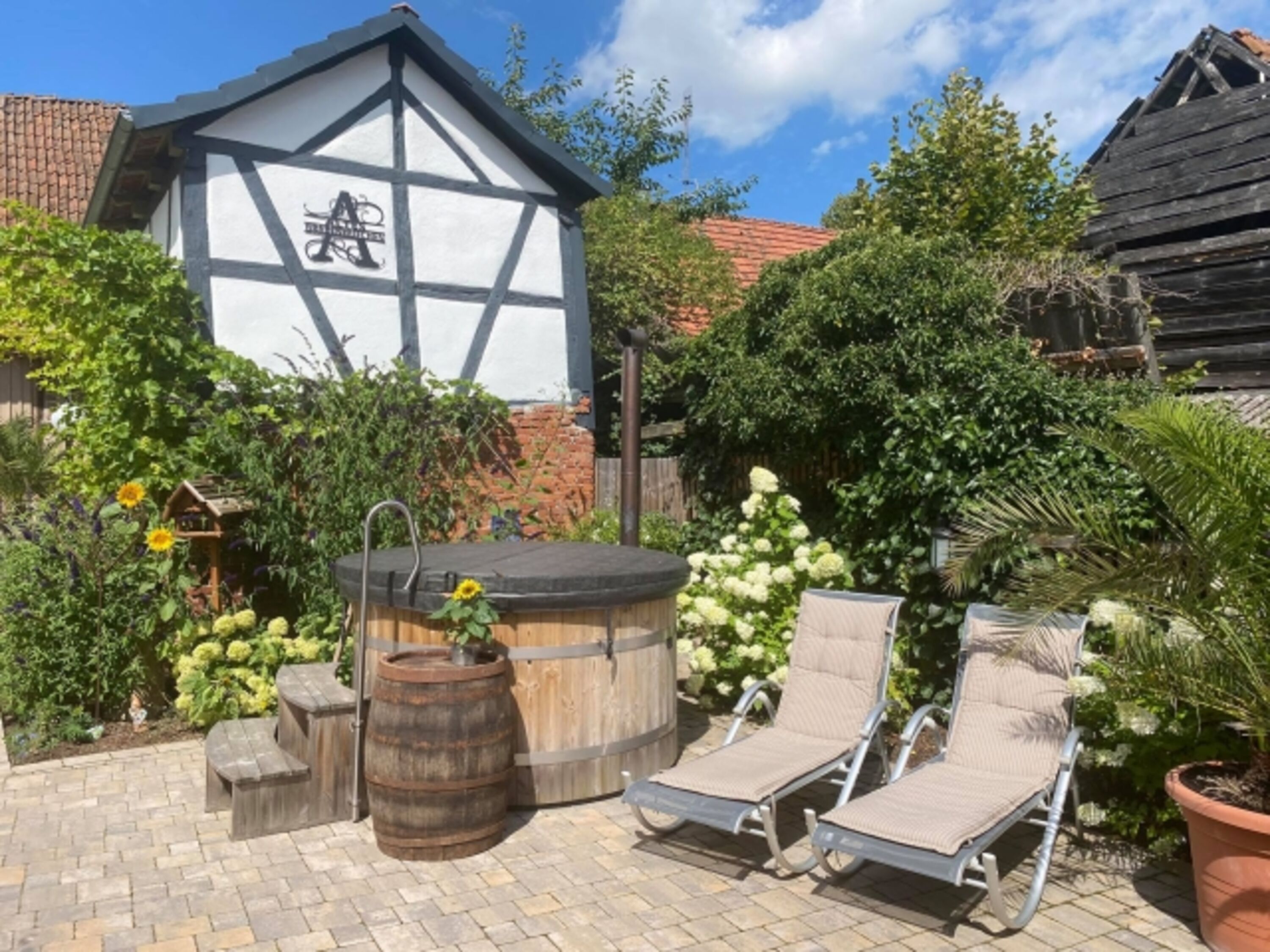 Hot Tub mit Wellnessliegen