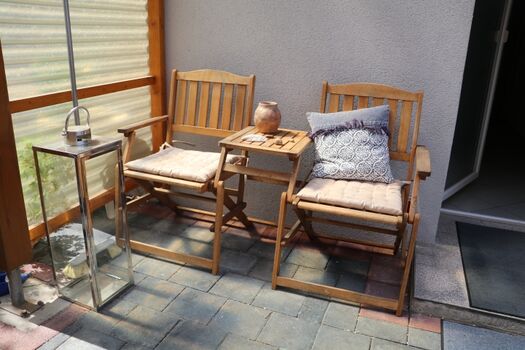 Überdachter Sitzplatz auf der Terrasse