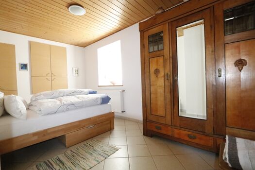 Schlafzimmer mit antikem Schrank