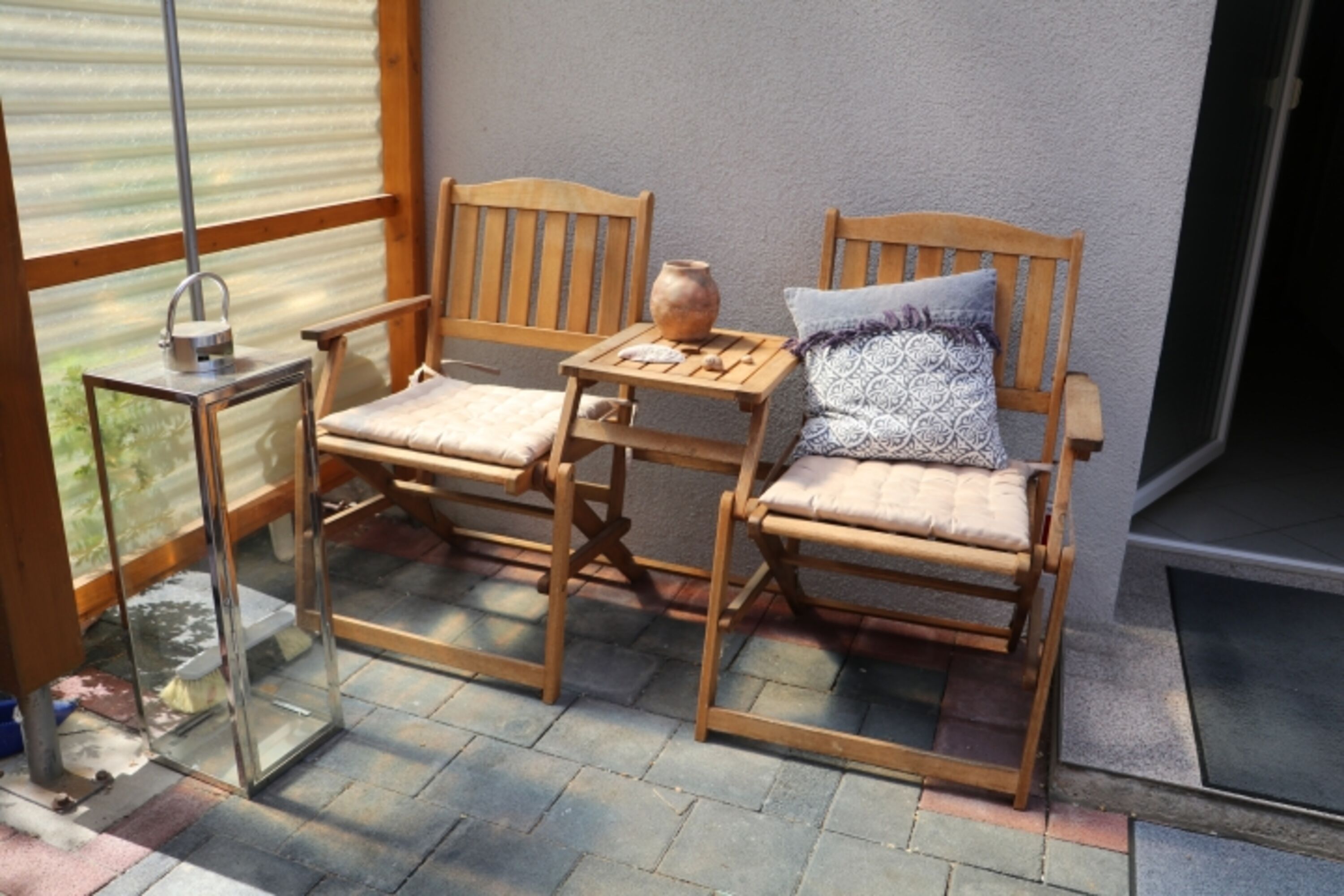 Überdachter Sitzplatz auf der Terrasse