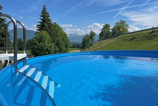 Pool mit Bergblick