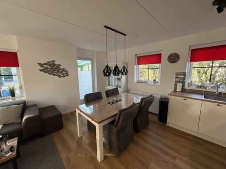 Esstisch mit bequemen Stühlen