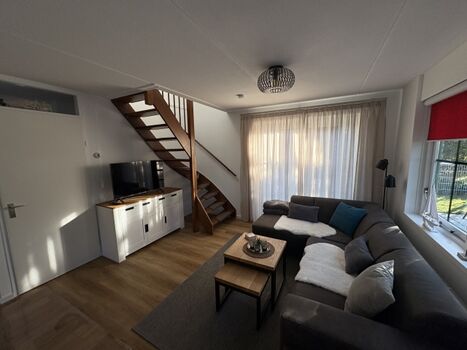 Wohnzimmer mit Smart TV und vielen deutschen Programmen