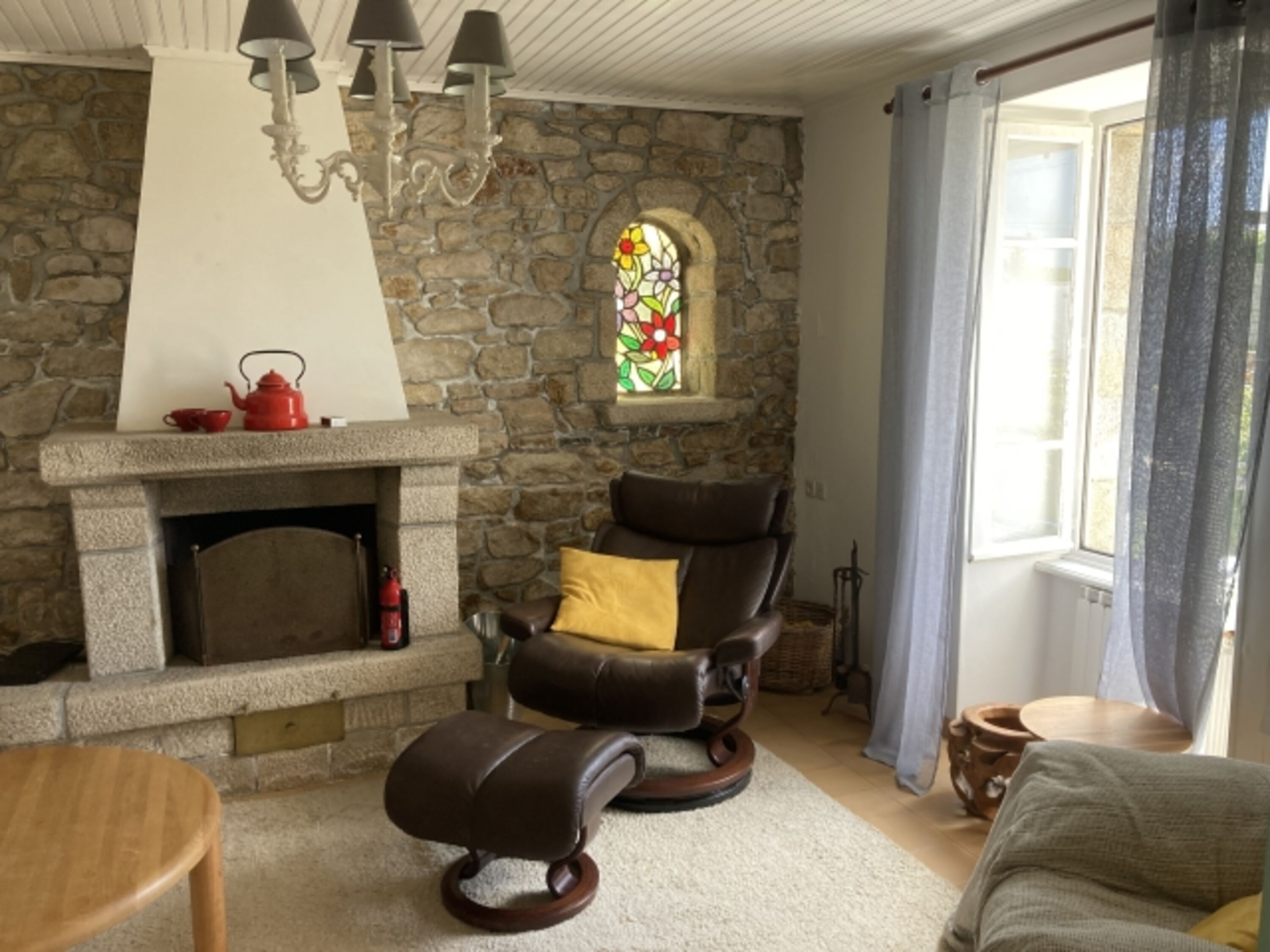Wohnzimmer mit Kamin