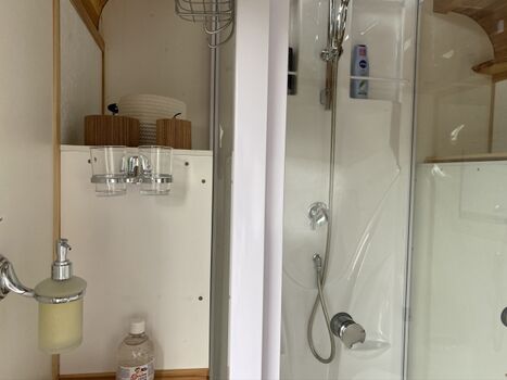 Dusche und Waschbecken