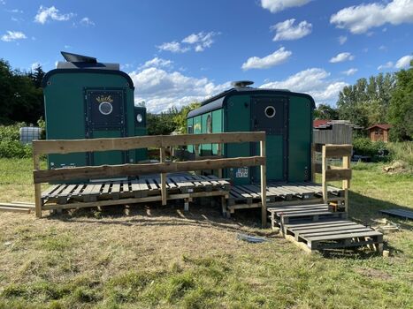 Blick auf Tiny House bestehend aus Wohn-/Schlafzimmer und Küche/Bad im zweiten teil