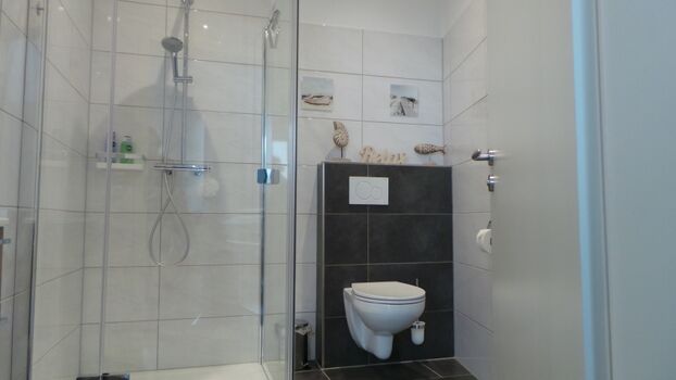 Zweites Badezimmer mit regulärer Spültoilette