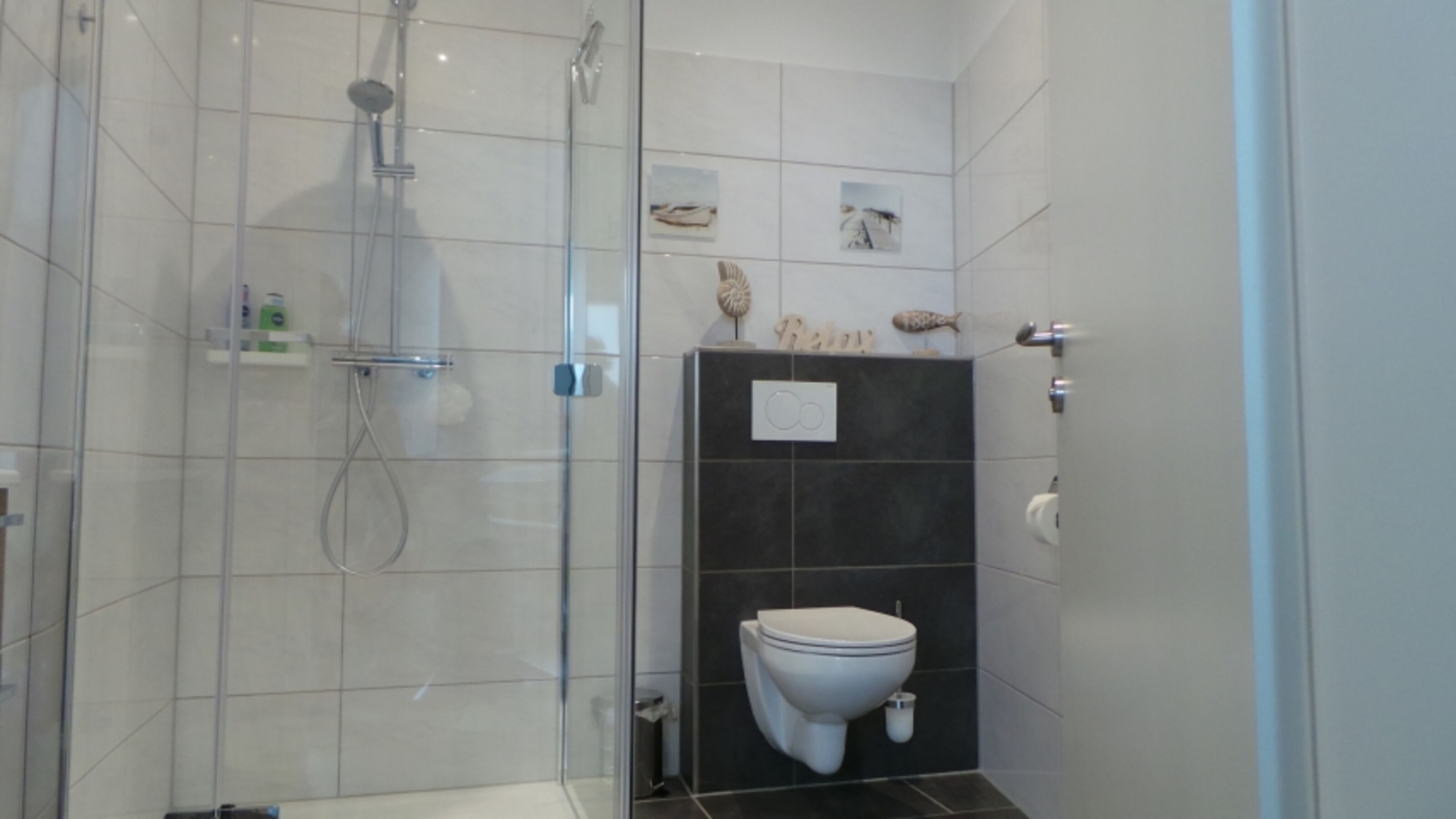 Zweites Badezimmer mit regulärer Spültoilette