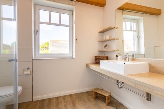 Bad mit Dusche im Obergeschoss