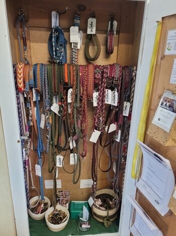 Leinen, Halsbänder etc. der Ida-und-Karlson-Manufaktur