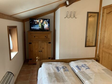Fernseher im Schlafzimmer im EG