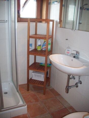 Badezimmer mit Dusche und Toilette