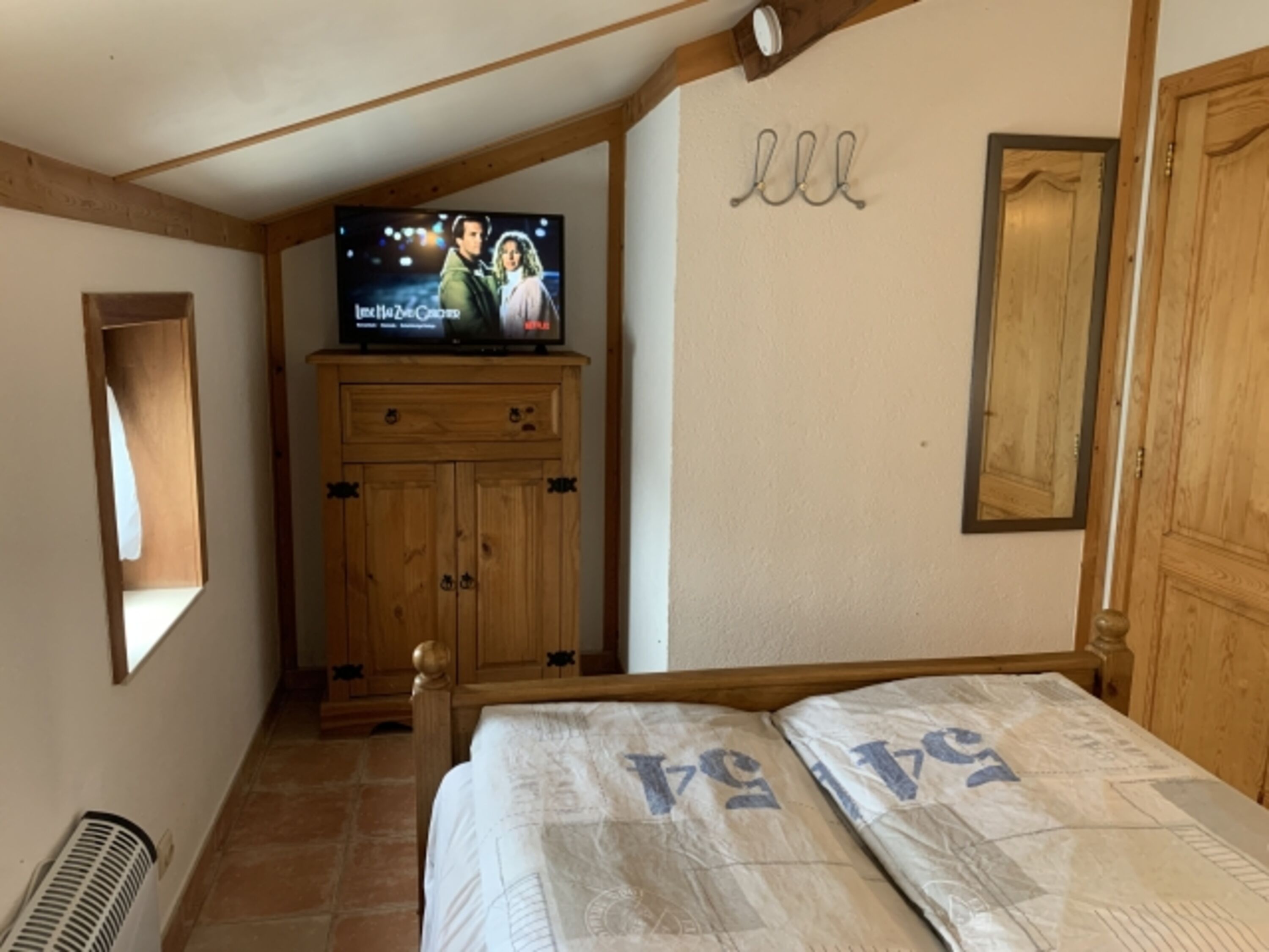 Fernseher im Schlafzimmer im EG