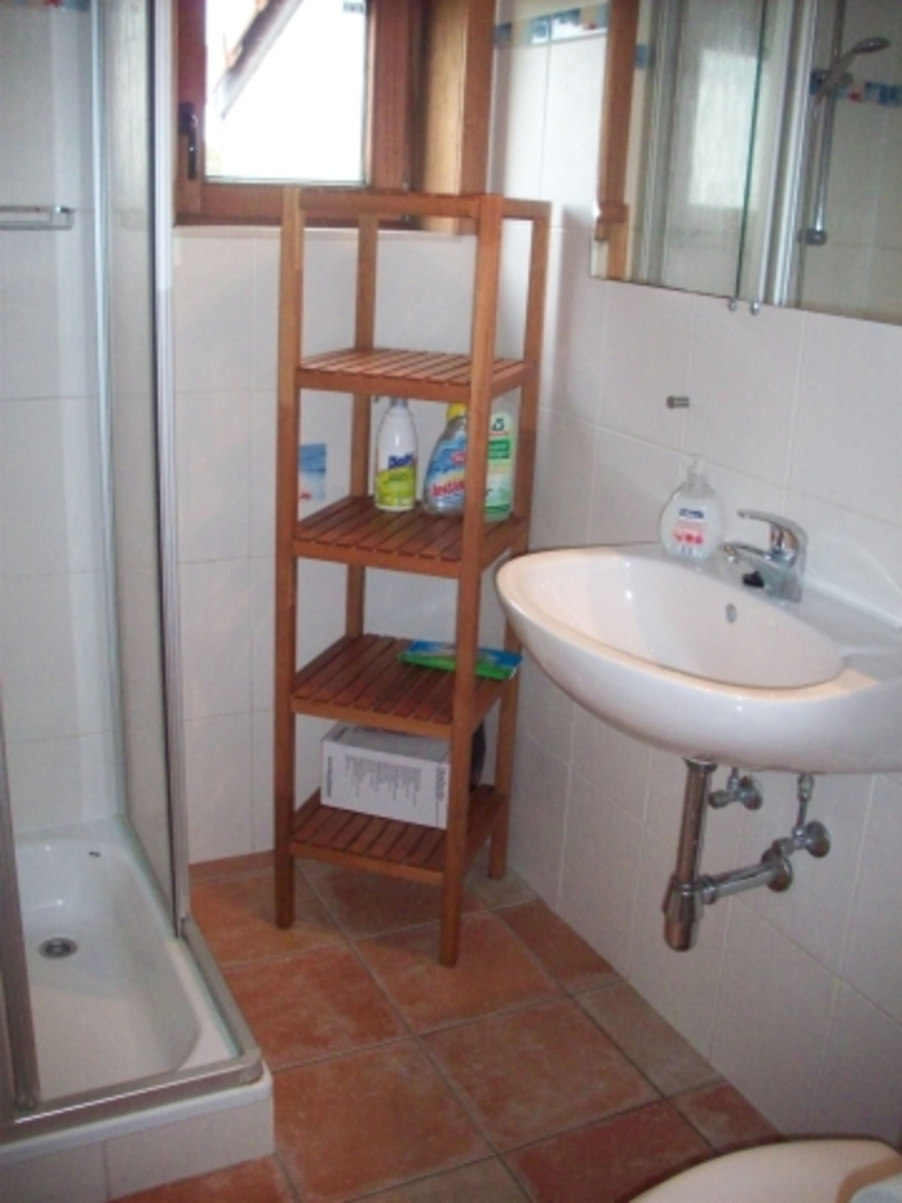 Badezimmer mit Dusche und Toilette