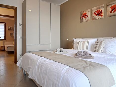 Schlafzimmer mit modernen Möbeln