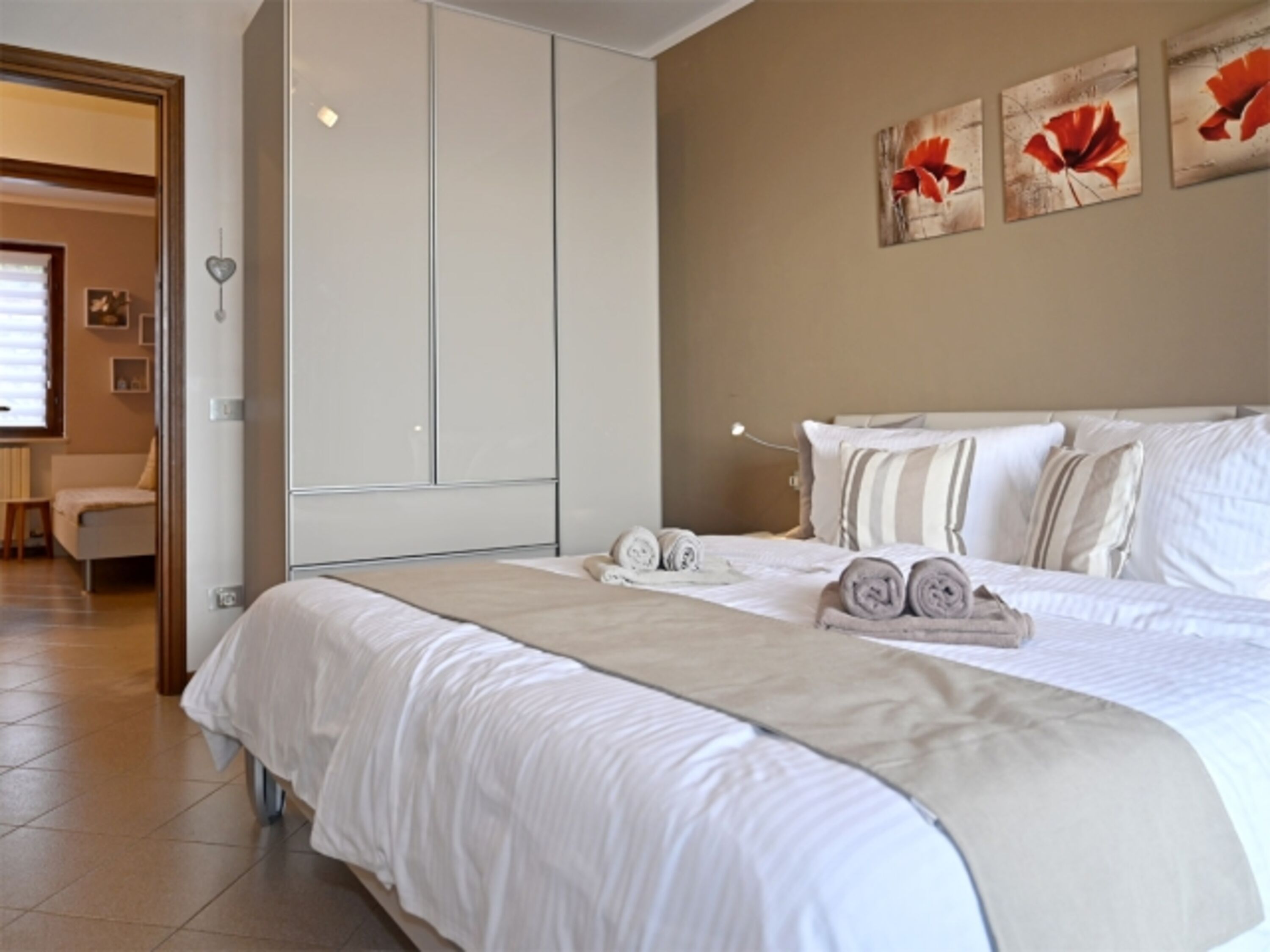 Schlafzimmer mit modernen Möbeln