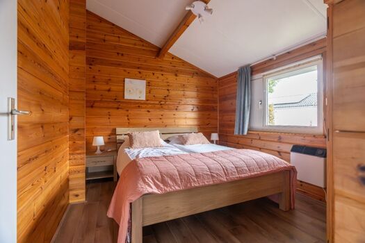 Schlafzimmer 1 mit Doppelbett und Kleiderschrank