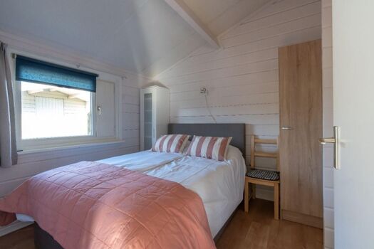 Schlafzimmer 2 mit Doppelbett und Kleiderschrank