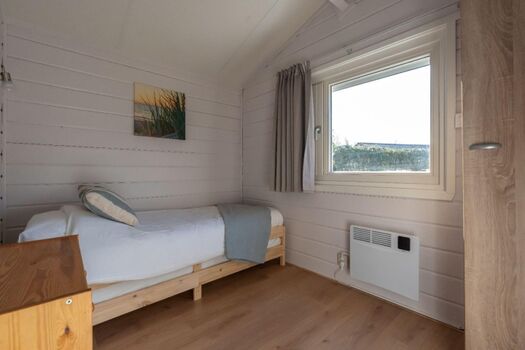 Schlafzimmer 3 mit Einzelbett und Schreibtisch