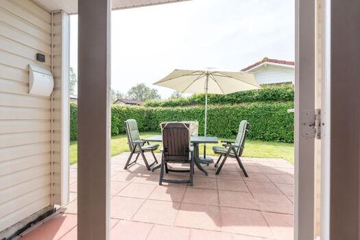 Die sonnige Terrasse mit Gartengruppe