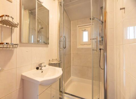 Badezimmer mit Dusche und Waschbecken