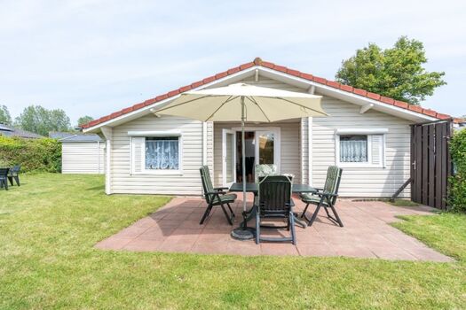 Die sonnige Terrasse mit Gartengruppe