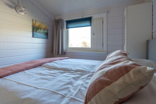 Schlafzimmer 2 mit Doppelbett und Kleiderschrank