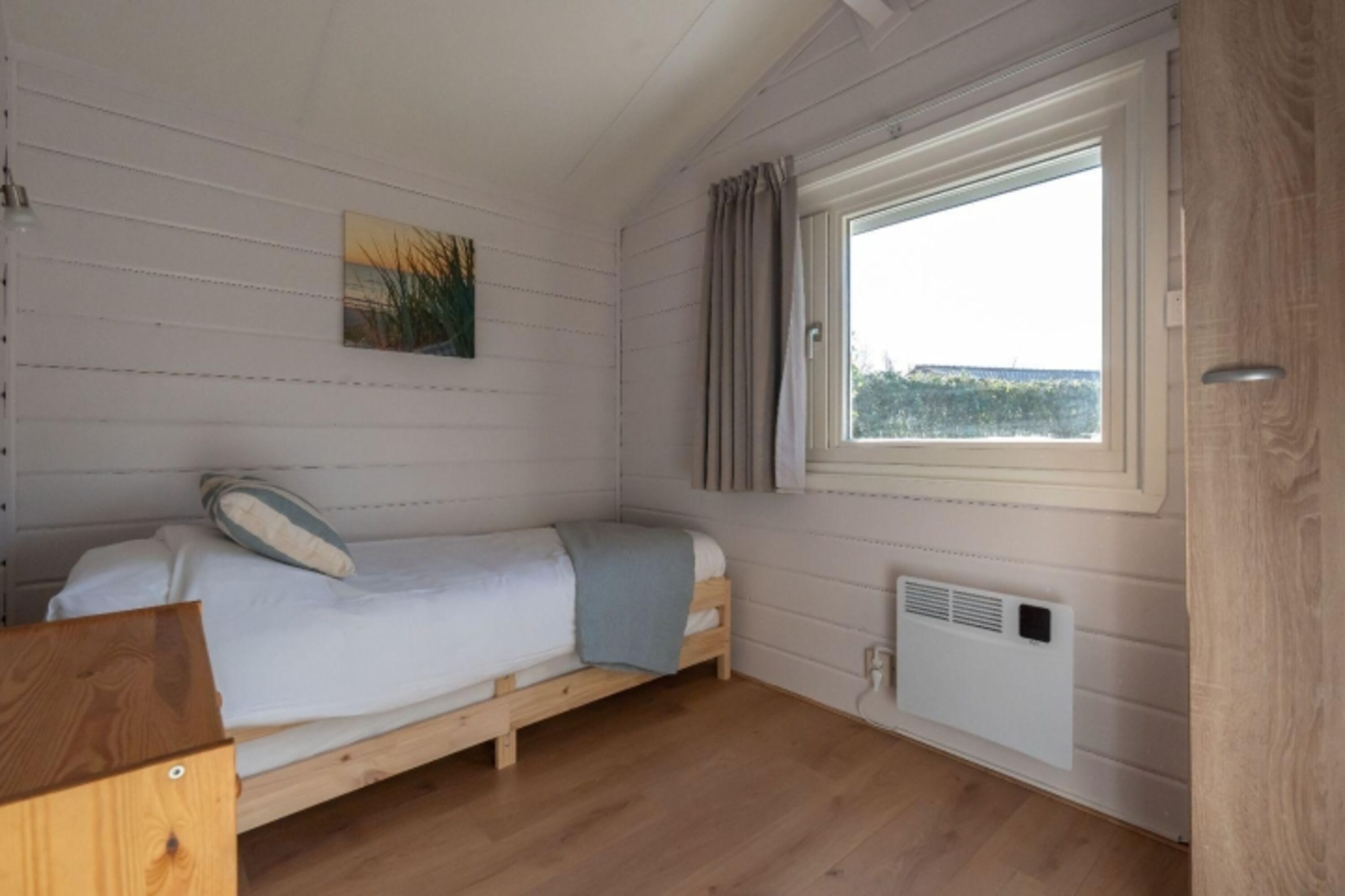 Schlafzimmer 3 mit Einzelbett und Schreibtisch