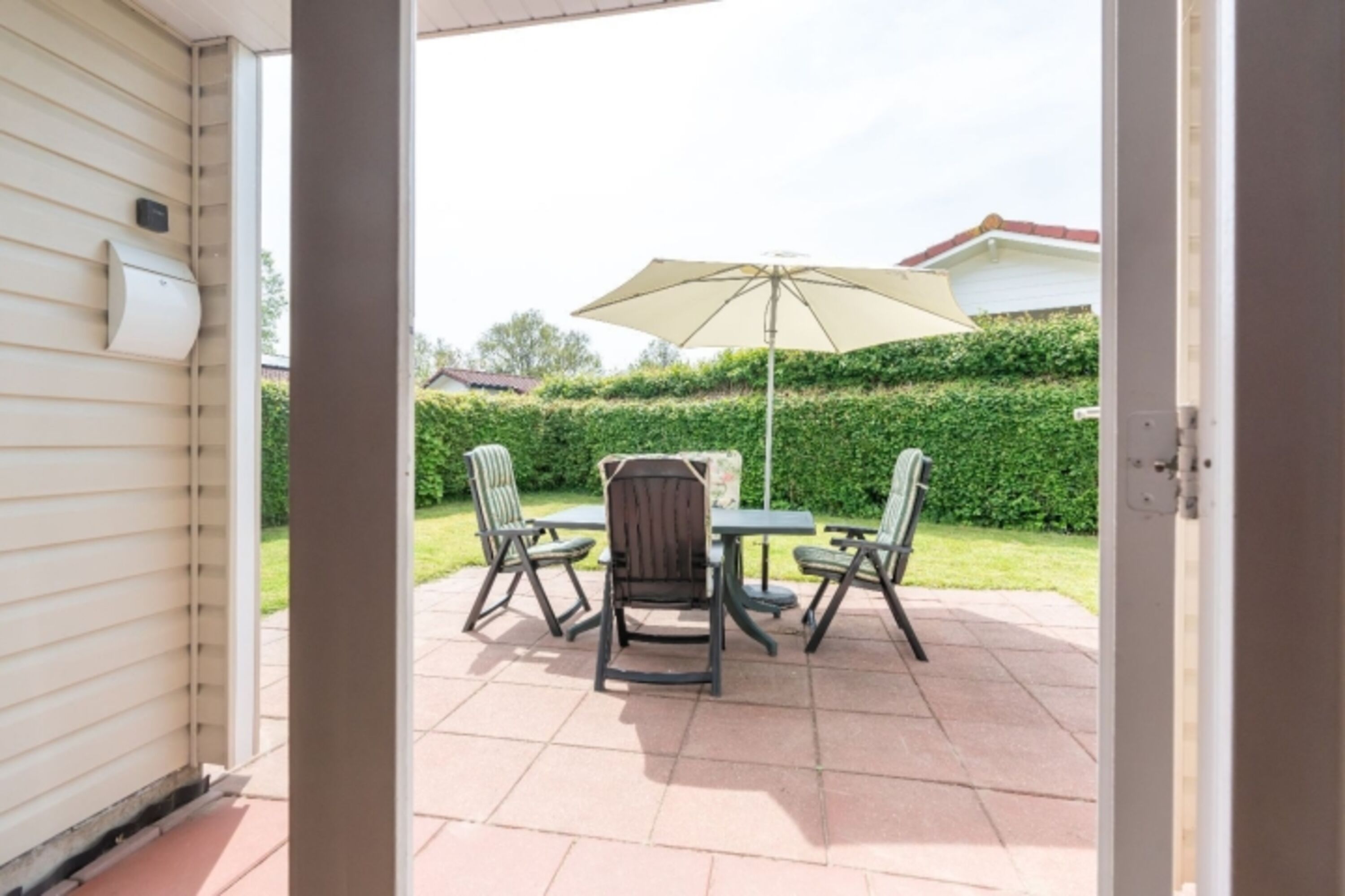 Die sonnige Terrasse mit Gartengruppe