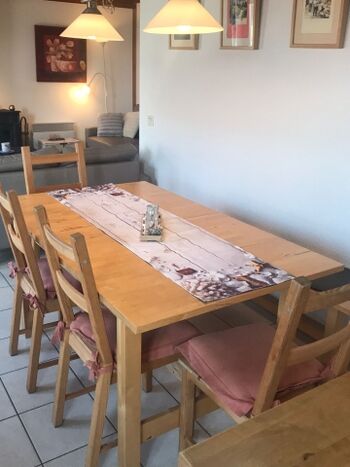 Grosser Tisch für Mahlzeiten, Kaffeegenuss 