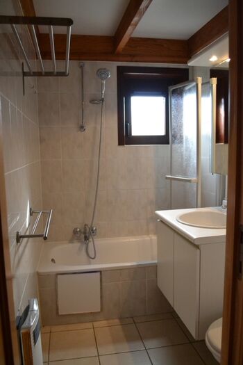 Badezimmer mit Badewanne und Duschvorrichtung