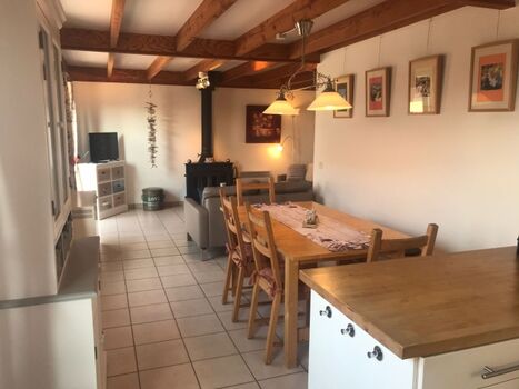 Geräumiger Ess- und Wohnzimmerbereich