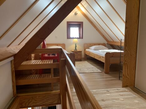 Sicht auf linkes Schlafzimmer im OG mit Treppenaufgang