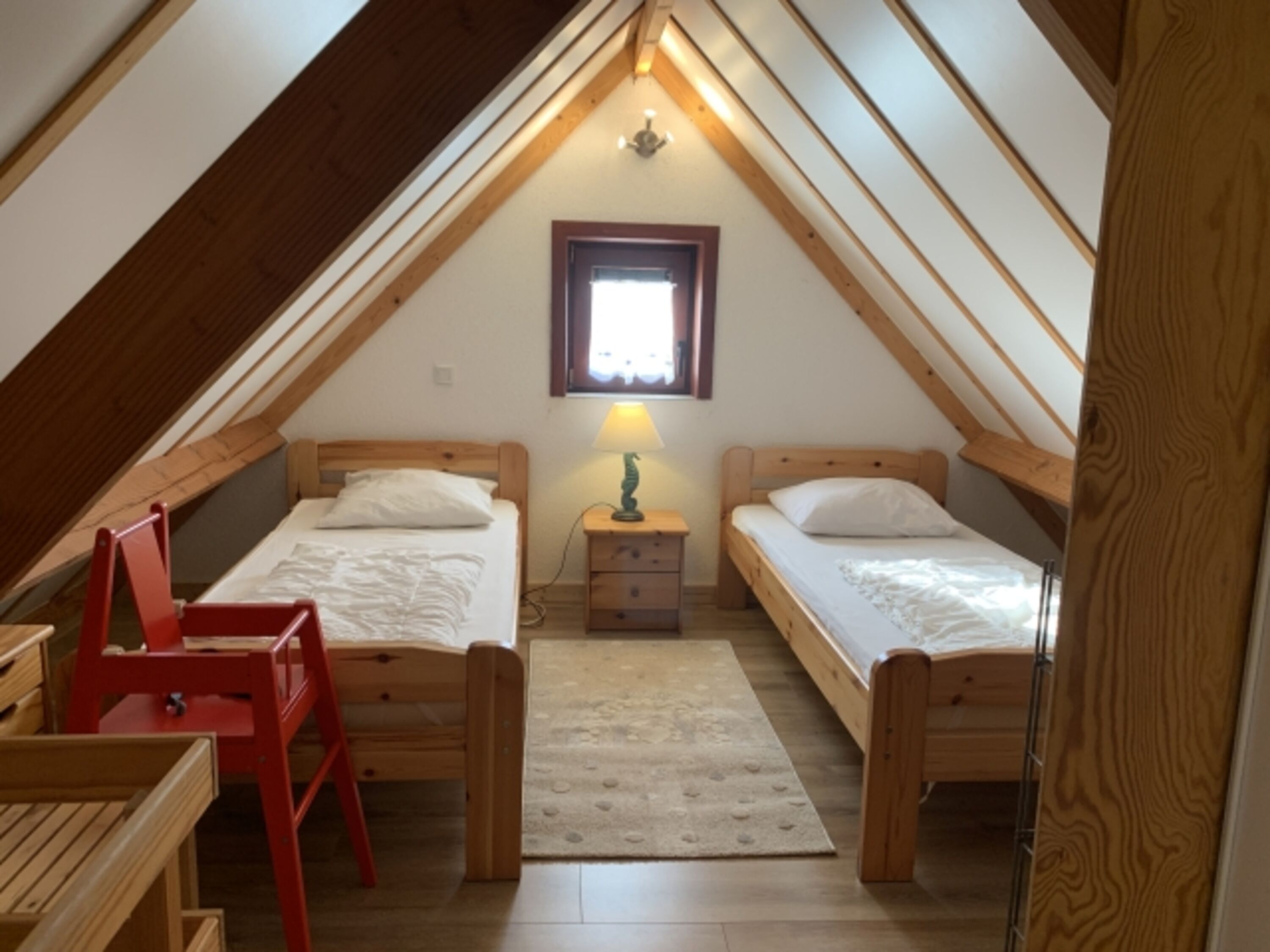 Schlafzimmer OG mit Seepferdchen-Tischlampe