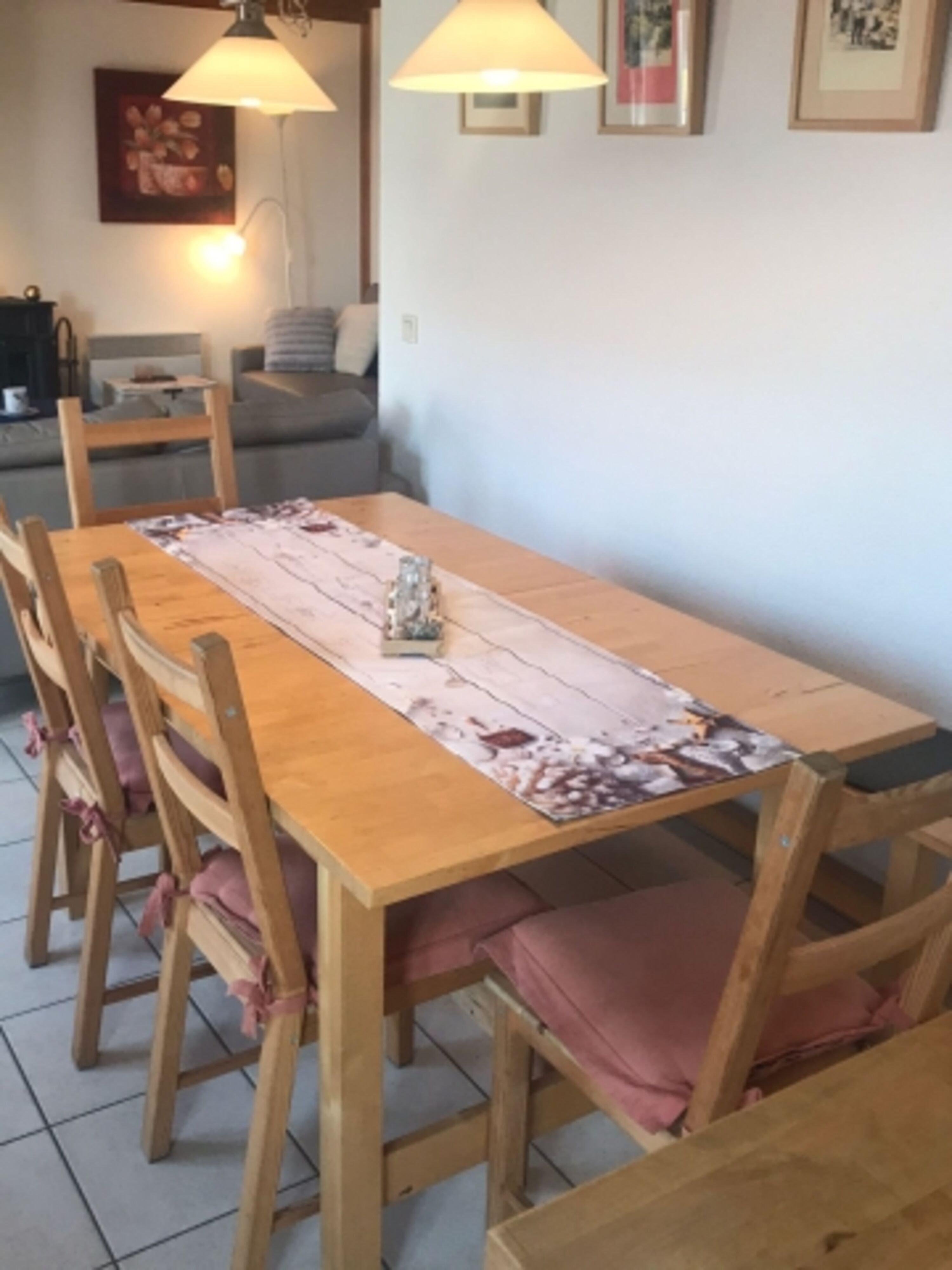 Grosser Tisch für Mahlzeiten, Spiele & Kaffeegenuss