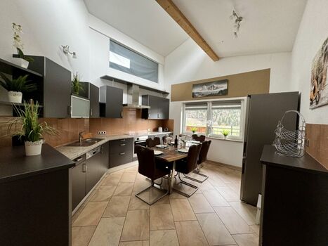 großzügige moderne Küche